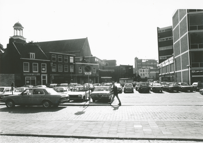 863367 Gezicht op het parkeerterrein op het Jacobskerkhof in Wijk C te Utrecht, van bij de Jacobikerk richting Rozenstraat.